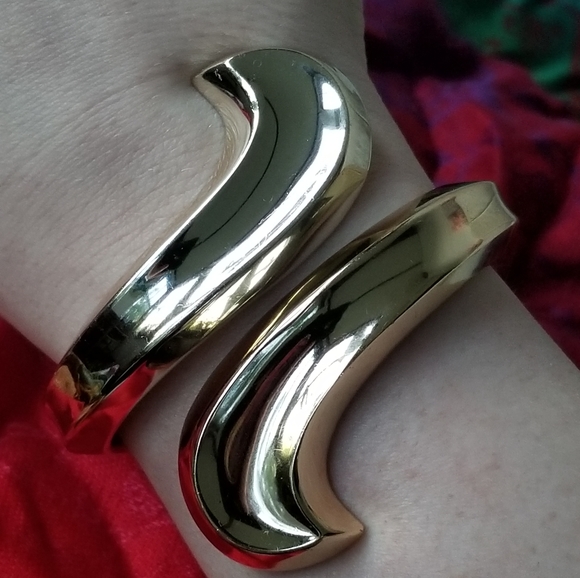 Vintage Crown Trifari bracelet bypass clamper gold tone spring hinge - Picture 4 of 11